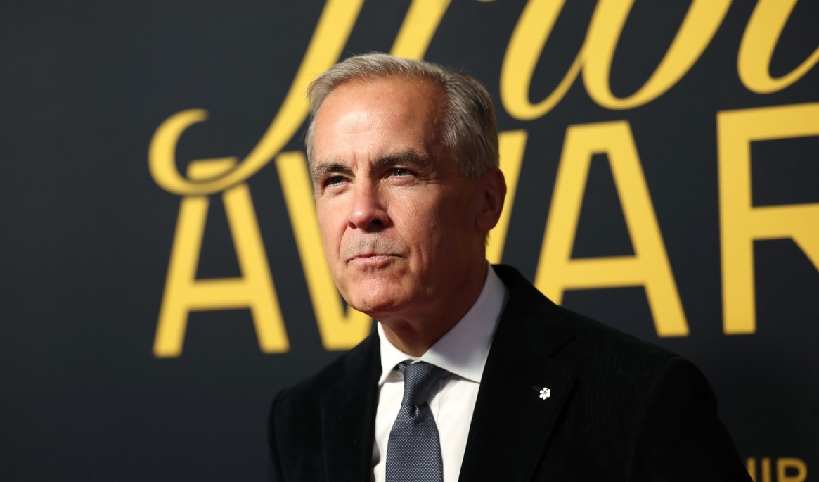 Mark Carney vid Torontos filmfestival den 13 september, där han pressades av reportrar kring rapporterna om att landet söker ett ”associate membership” i EU. Foto: Cindy Ord/Getty Images
