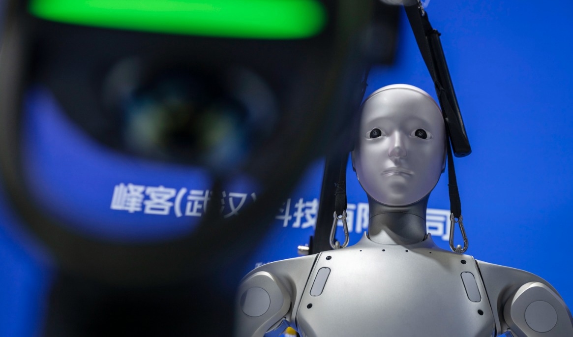En humanoid robot visas upp på en mässa i Peking. Foto: Kevin Frayer/Getty Images