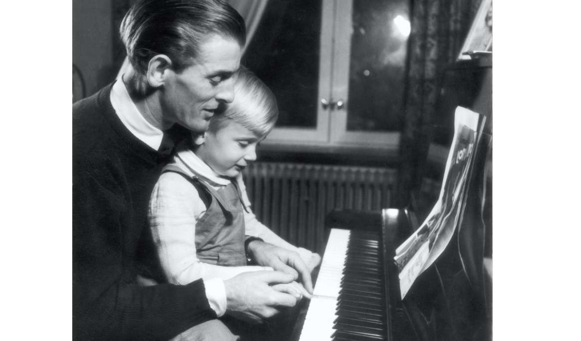 Lasse Dahlquist vid pianot med sonen Bob. Fotografiet taget cirka 1940.
Foto: Lasse Dahlquist-sällskapet