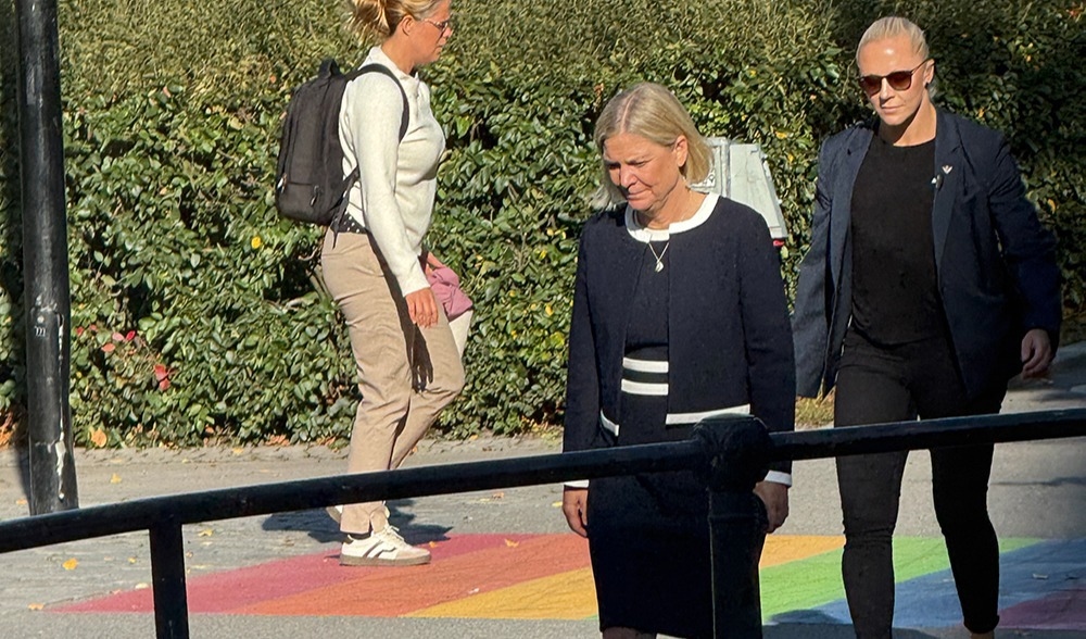Magdalena Andersson (S) har inte riktigt spänsten i steget när hon går själv i Kungsträdgården i Stockholm. S-ledaren har åkt på en riktig opinionssmäll. Foto: Staffan Erfors