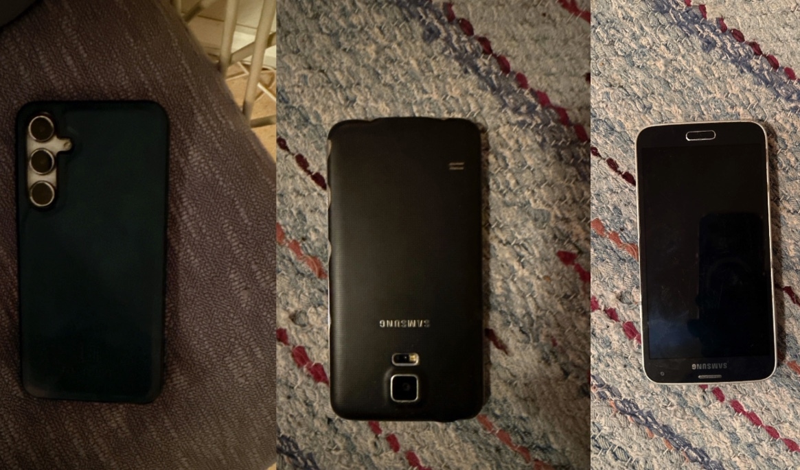 Tre Samsungtelefoner togs i beslag vid en husrannsakan i december 2025. Enligt förundersökningen hittade IT-forensiker filer och ett stort antal chattar i enheterna. Innehållet åberopas nu av åklagaren. Foto: Polisen