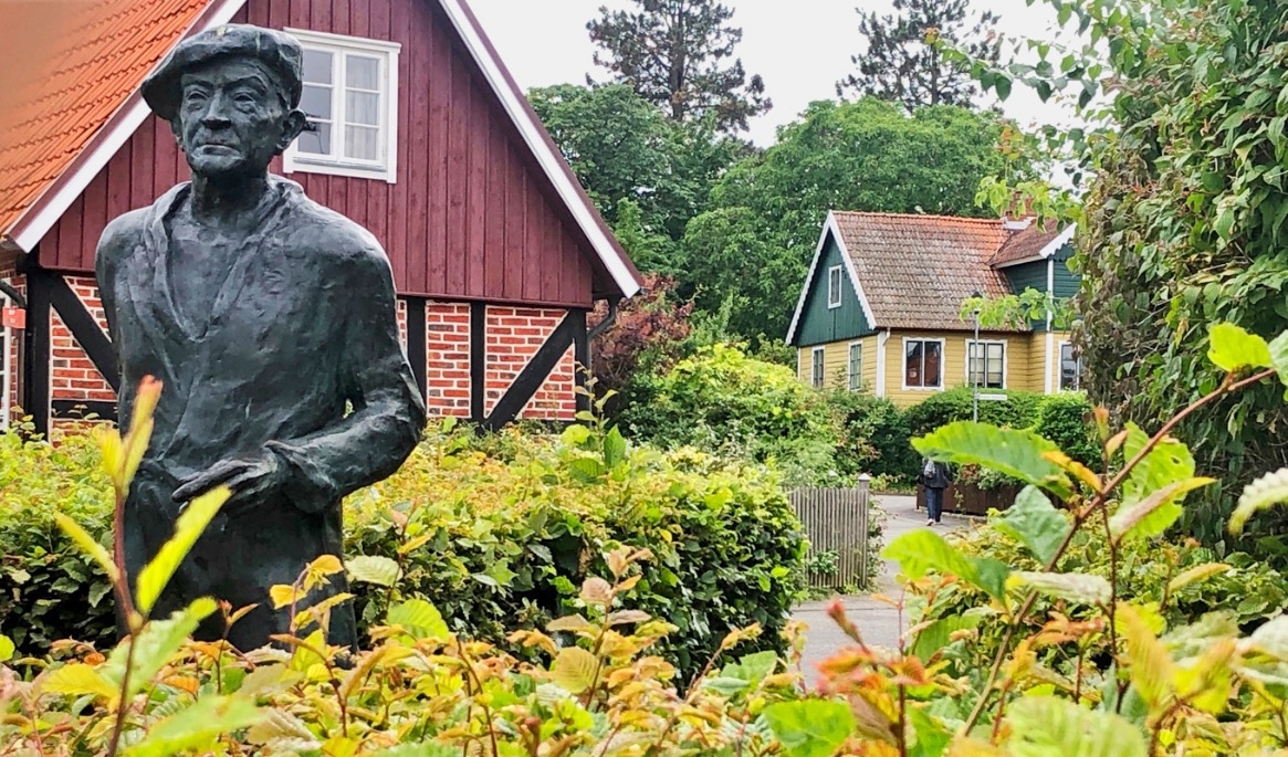 Piraten dyker upp bakom häcken. Längst upp till höger i bild ligger hans boningshus, där han, Tora och katten Skorpan bodde. Foto: Ewa Carlsson
