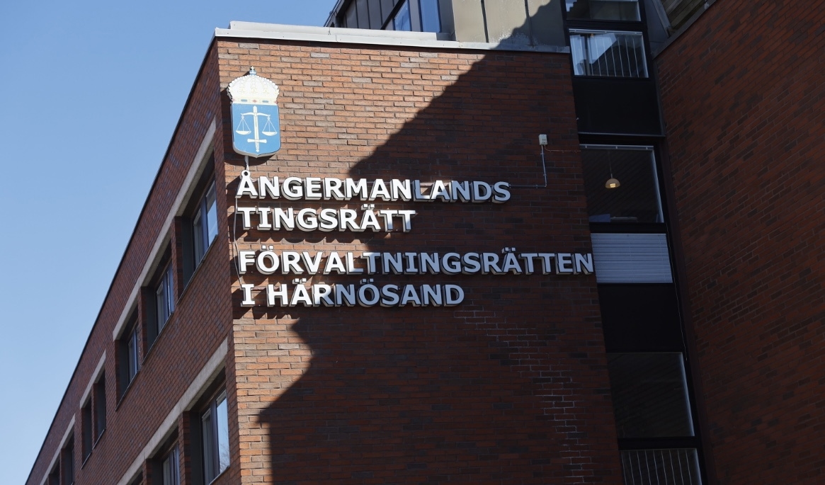 Ångermanlands tingsrätt dömer Johan Jacobsson till 14 års fängelse för medhjälp till mord mot i Brattås. Foto: Mats Andersson/TT.