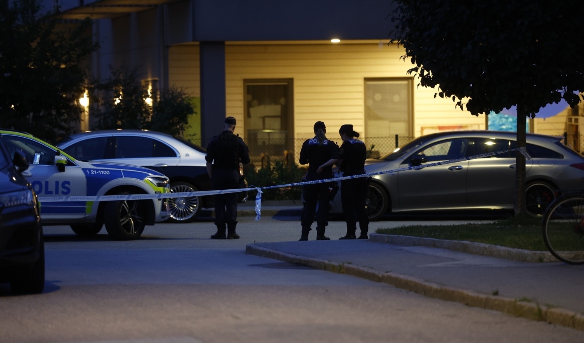 Brottsplatsen i Kvarngärdet i Uppsala där en 19-årig man sköts till döds i juli. Enligt åklagaren var det egentliga målet en annan person. Foto: Stefan Jerrevång/TT
