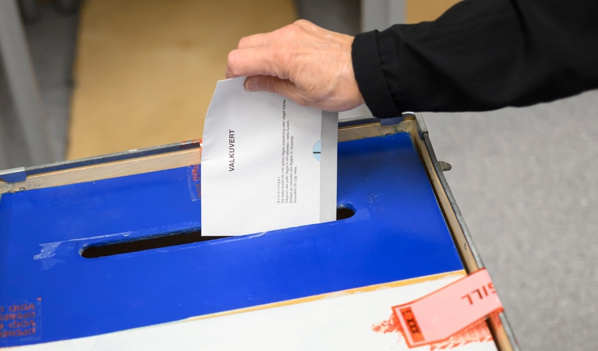 Mer än 80 procent av landets ordinarie valdistrikt har nu räknats i den preliminära röstsammanräkningen. Foto: Henrik Montgomery/TT