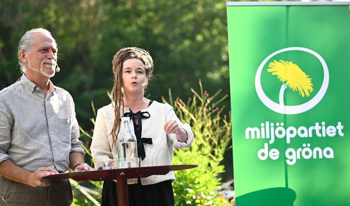 Miljöpartiets Daniel Helldén(MP) och Amanda Lind(MP)språkrör håller sommartal på resturang Bleck på Södermalm. Foto: Fredrik Sandberg / TT