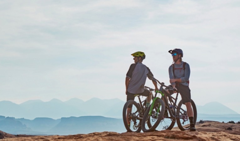 Det är viktigt att mötas i sammanhang där roller på jobbet inte spelar någon roll. Foto: Conseque Shutterstock