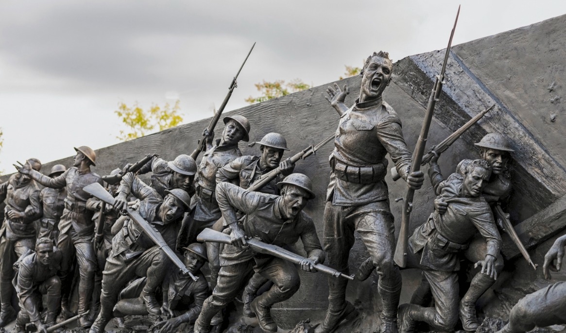 Detalj av Sabin Howards skulptur ”A soldier’s journey” (2024). Foto: Rachel Minto/Wikimedia Commons