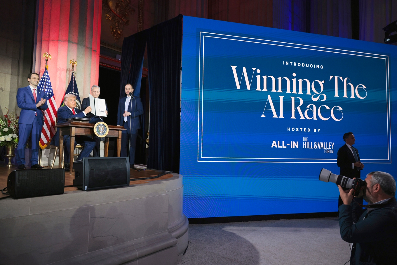 USA:s president Donald Trump under ett AI-toppmöte i Washington DC. Trump har, liksom Kinas ledare Xi Jinping, lagt stor vikt vid att vinna AI-kapplöpningen. Foto: Chip Somodevilla/Getty Images