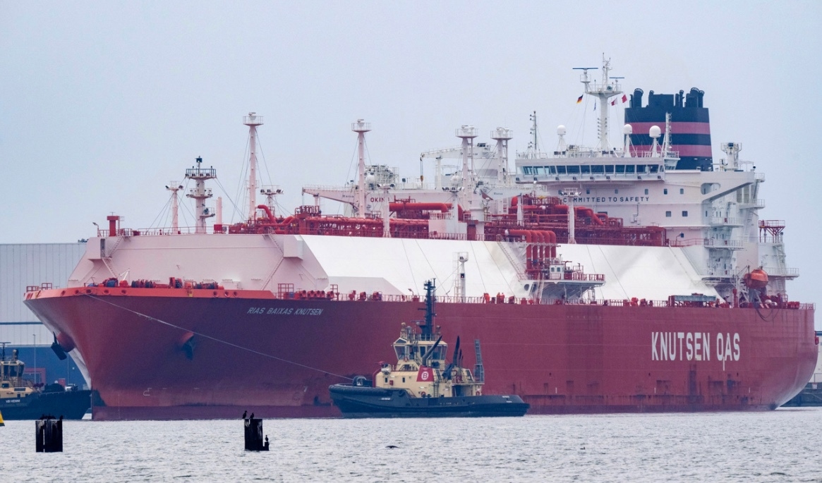 LNG-fartyget Rias Baixas Knutsen anländer med flytande naturgas till terminalen i Sassnitz-Mukran i Tyskland. Arkivbild. Foto: Stefan Sauer/AP/TT