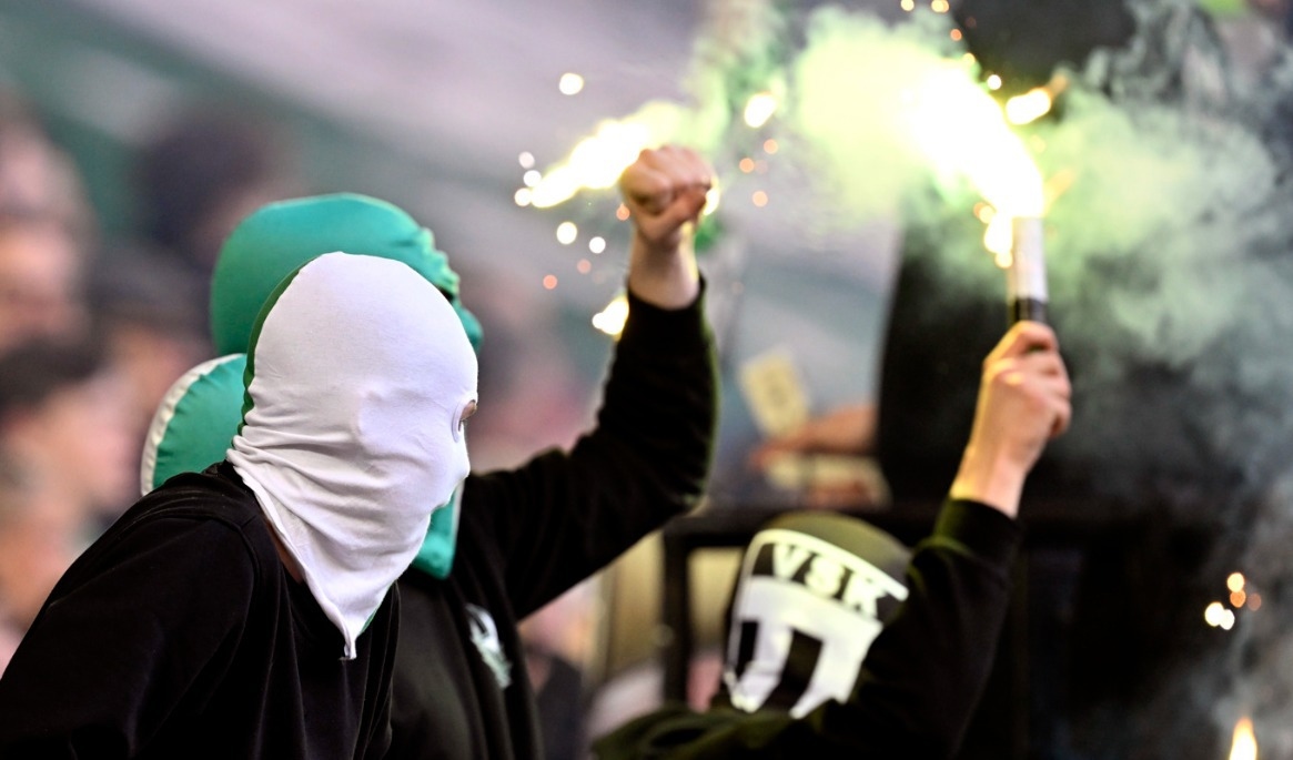 Maskerade Västeråssupportrar med bengaler under en fotbollsmatch. Arkivbild. Foto: Henrik Montgomery/TT