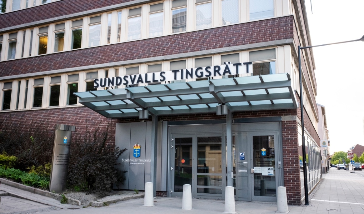 Mannen står åtalad vid Sundsvalls tingsrätt för grov misshandel efter en vadslagning som spårade ur. Han misstänks även för tidigare misshandel av sin dotter och sitt ex. Foto: Helena Landstedt/TT