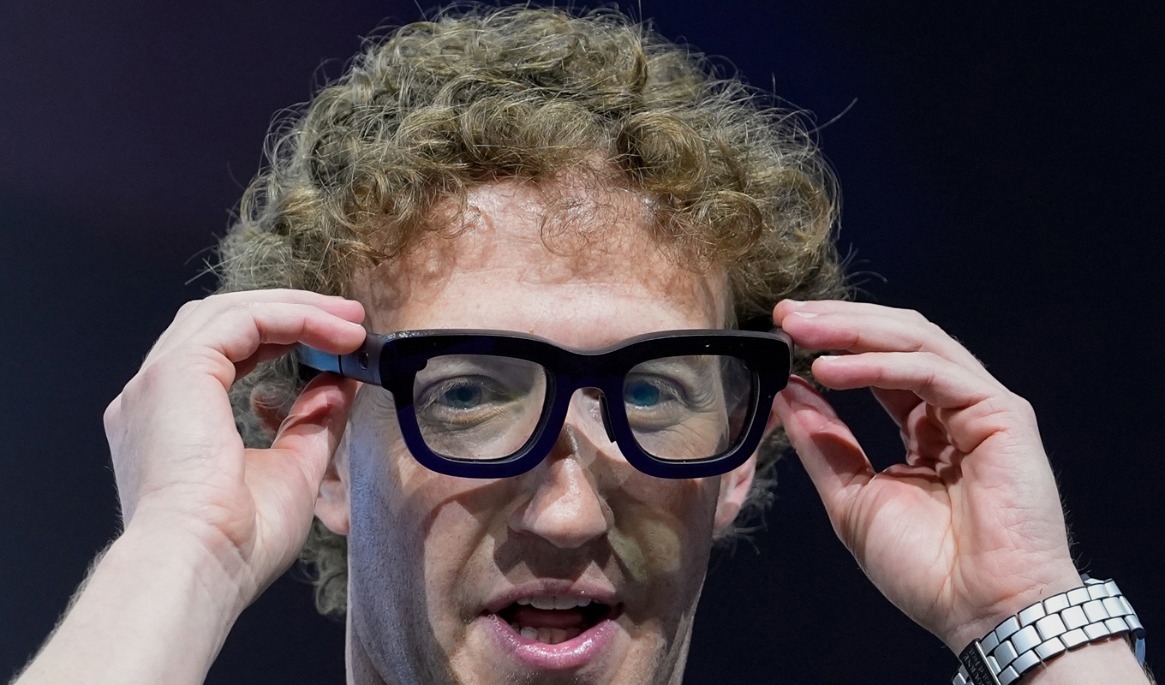 Metas vd Mark Zuckerberg med ett par smarta glasögon i september 2024. Arkivbild. Foto: Godofredo A. Vásquez/AP/TT