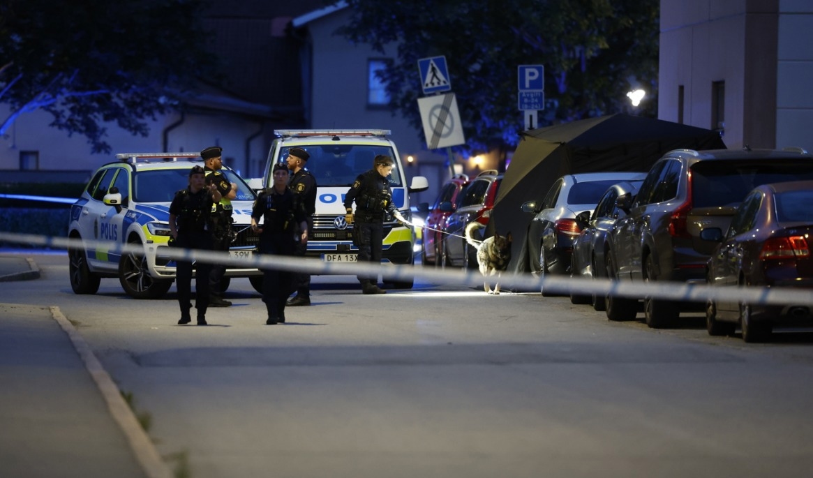 Polisen på plats på Kvarngärdet efter dödsskjutningen av 19-årige Gent Maksutaj. Foto: Stefan Jerrevång/TT