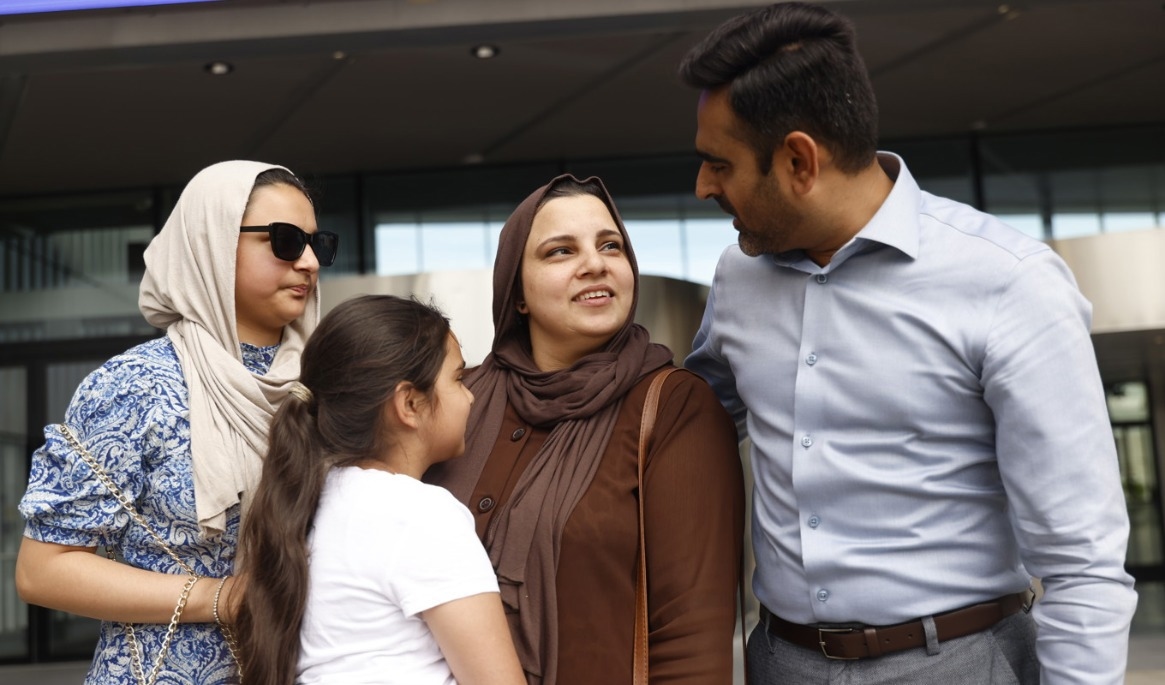 Amna Sohail, Rafia Mubashir, Yusra Mubashir och Yahya Mubashir utanför Svenska mässan i Älvsjö i samband med medborgarskapsprovet i samhällskunskap i augusti i år. Arkivbild. Foto: Fredrik Persson/TT