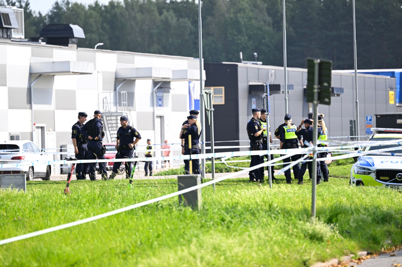 Polis på plats utanför Örebro moské i stadsdelen Vivalla efter mordet i augusti förra året. Foto: Fredrik Sandberg/TT
