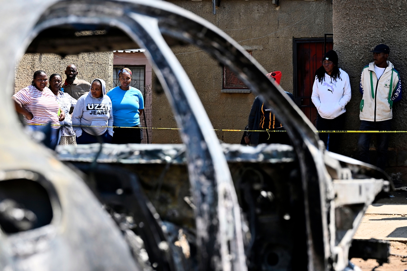 Boende vid platsen för en masskjutning i Wedela, sydväst om Johannesburg, i slutet av september. Foto: AP/TT