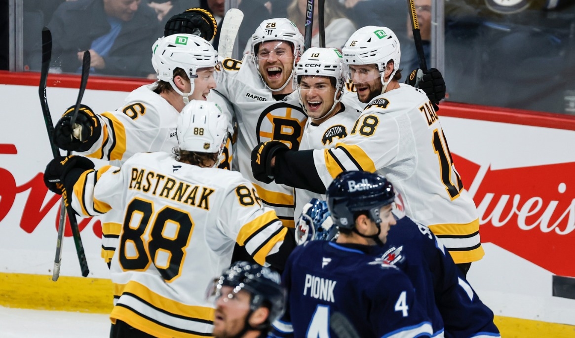 Bostons Elias Lindholm firar sitt mål i tredje perioden. Foto: John Woods/AP/TT