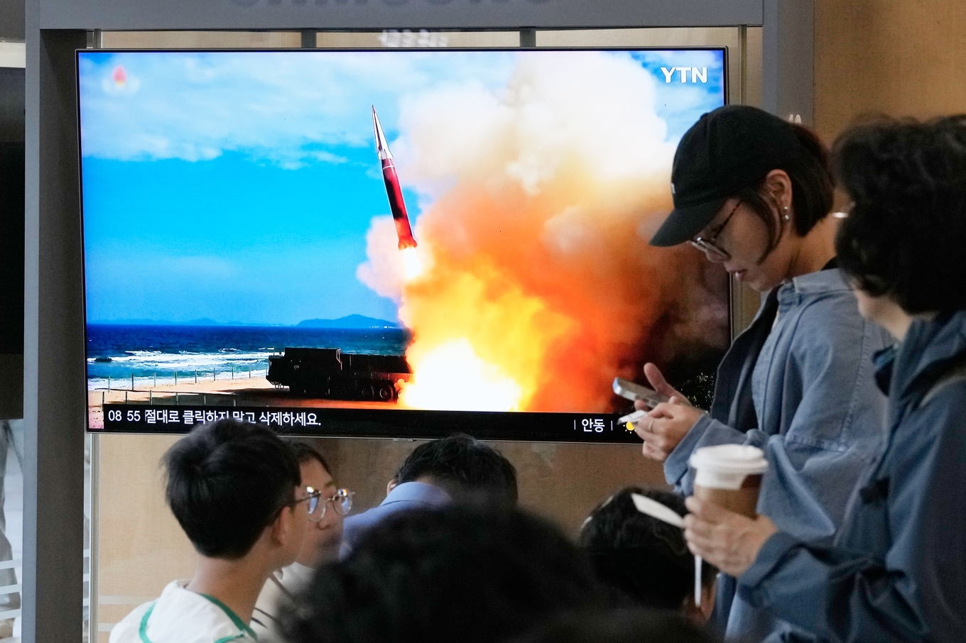 Sydkoreanska tv-bilder visar avfyrningen av roboten. Foto: Ahn Young-joon/AP/TT