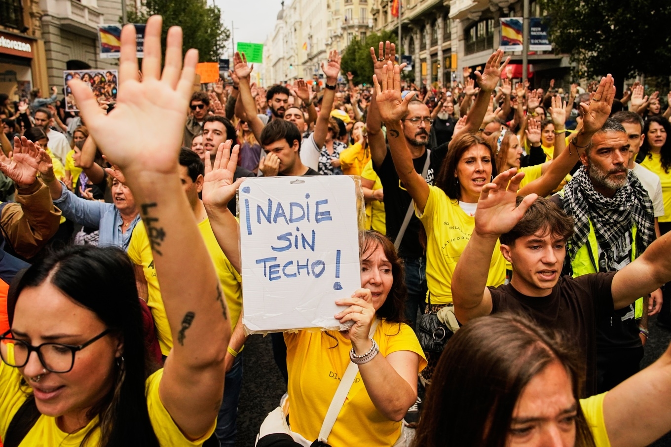 Människor demonstrerar i Madrid på lördagen och kräver strängare lagar till skydd för hyresgäster i huvudstaden. På banderollen står det på spanska: ”Ingen utan tak över huvudet”. Foto: Andrea Comas/AP/TT