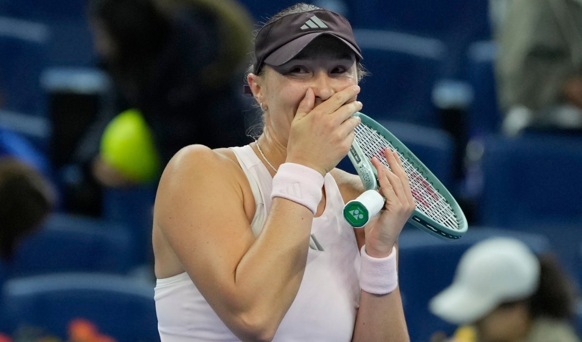 Alina Charaeva kan inte tro det efter att ha slagit ut världsettan Jelena Rybakina i andra omgången av WTA-turneringen i Kina. Foto: Ng Han Guan/AP/TT