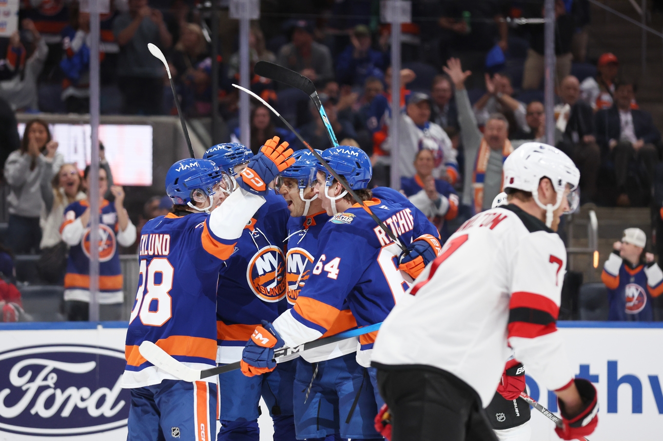 New York Islanders svenskspelare Victor Eklund (längst till vänster) firar med lagkamraterna. Foto: Heather Khalifa/AP/TT