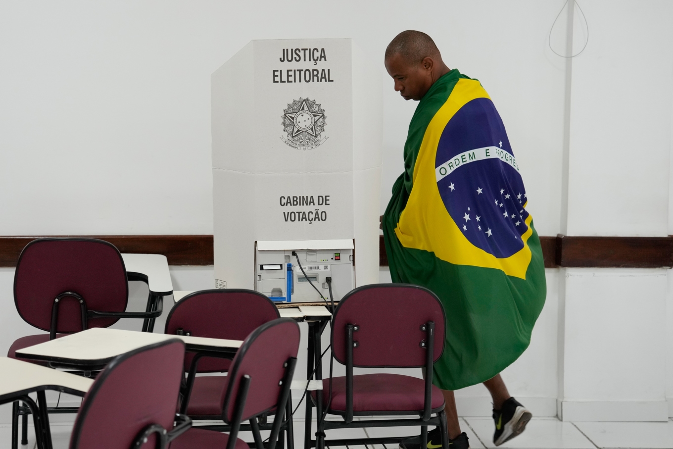 En väljare går för att rösta i Brasiliens presidentval. Foto: Eraldo Peres/AP/TT