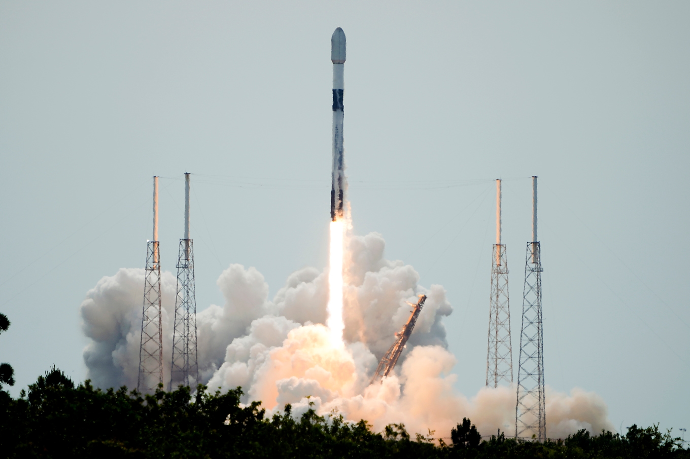 En raket från det amerikanska rymdbolaget Space X lyfter med en last med Starlinksatelliter. Arkivbild. Foto: John Raoux/AP/TT