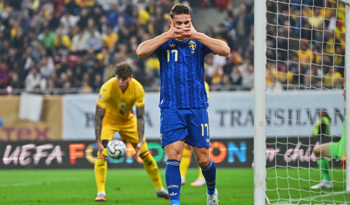 Den blågule anfallaren Viktor Gyökeres gör sin målgest efter att satt 1–0 för Sverige borta mot Rumänien i Nations League. Foto: Raed Krishan/AP/TT