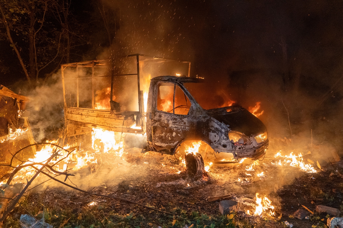 Charkiv i Ukraina har drabbats av omfattande ryska attacker de senaste dagarna. På söndagen attackerades bostadskvarter av drönare. Foto: Andrii Marienko/AP/TT