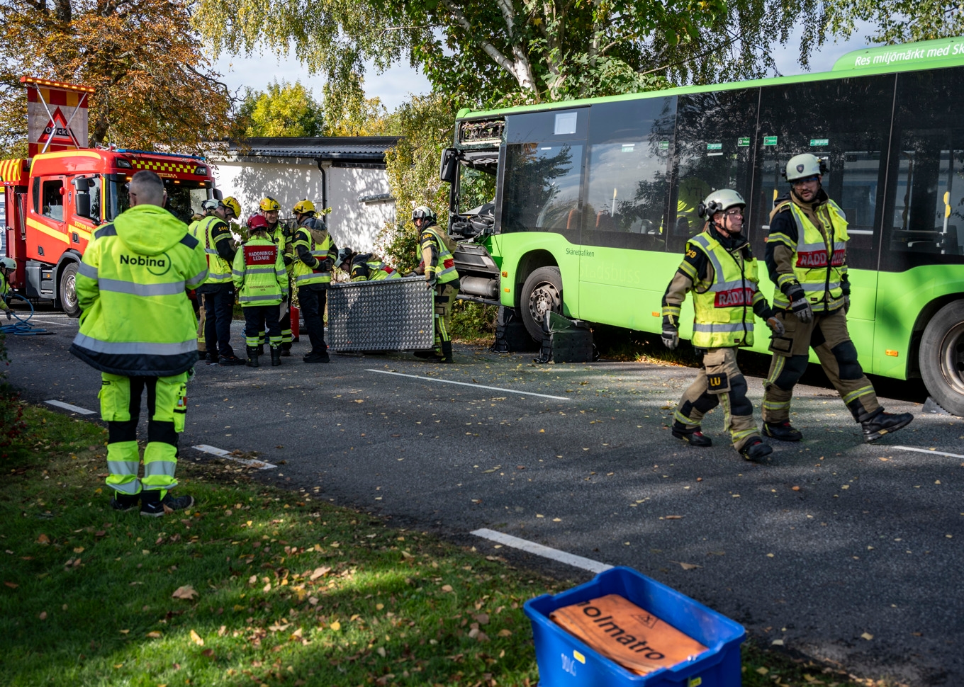 En buss i linjetrafik krockade med ett träd på Kristinebergsvägen i Oxie i Malmö. Foto: Johan Nilsson/TT