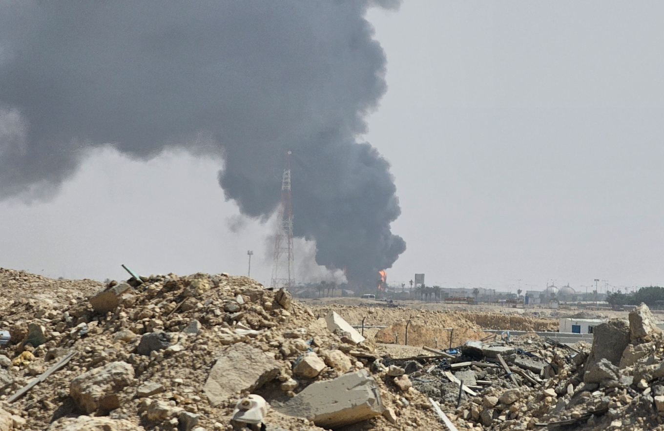 Svart rök stiger från en attackerat oljeanläggning i Riyad. Bild från helgen. Foto: STR/AP/TT