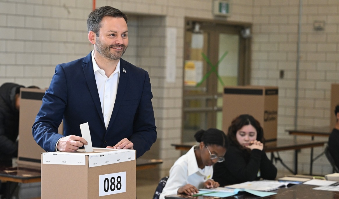 Québecpartiets partiledare Paul St-Pierre Plamondon röstar. Foto: Graham Hughes/AP/TT