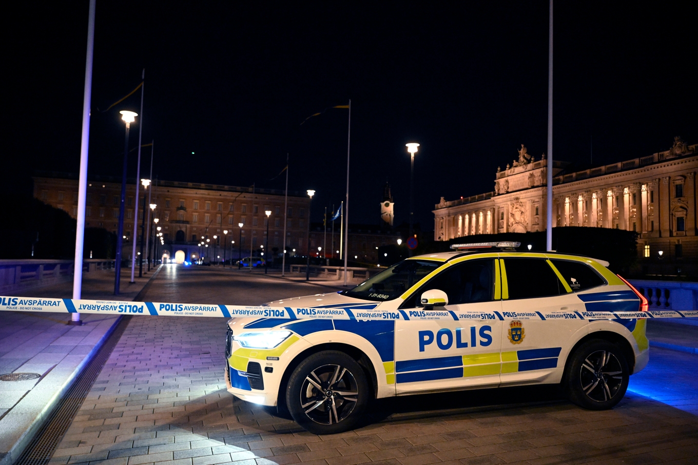 Polis på plats nära Kungliga slottet sedan polisen skjutit verkanseld mot en utåtagerande man. Foto: Jessica Gow/TT