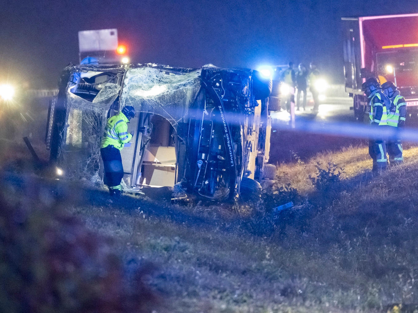 Polis och räddningstjänst på plats efter bussolyckan utanför Växjö. Foto: Johan Nilsson / TT