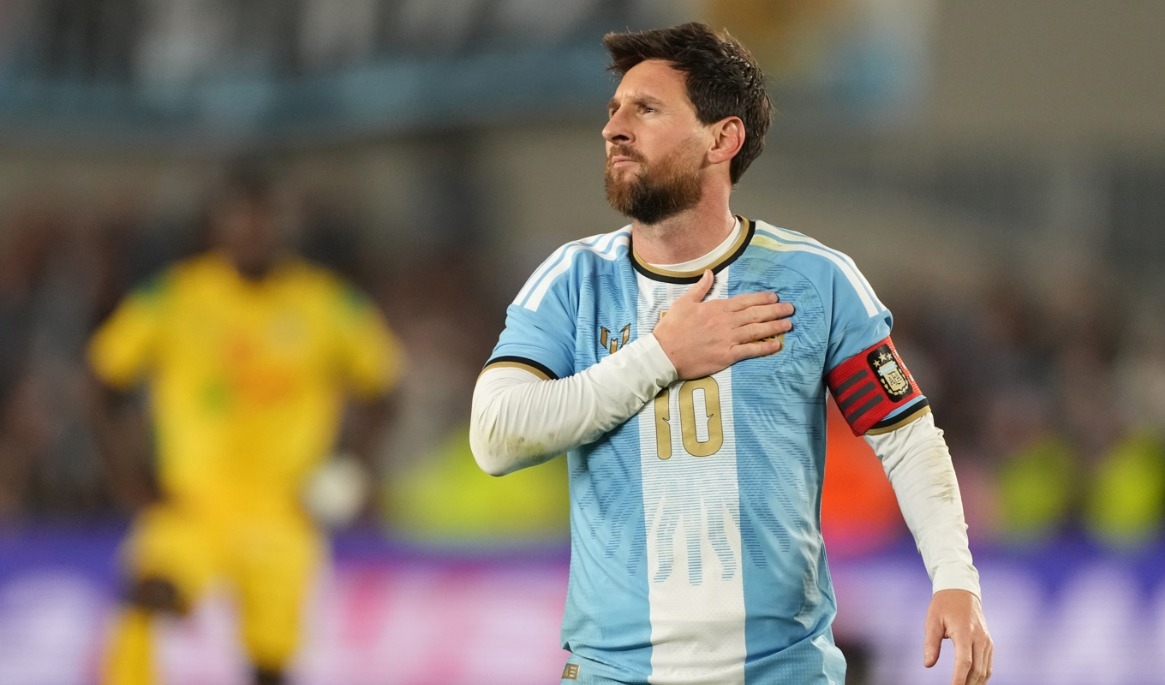 Lionel Messi firar sitt mål i avskedsmatchen mot Benin. Foto: Gustavo Garello/AP/TT