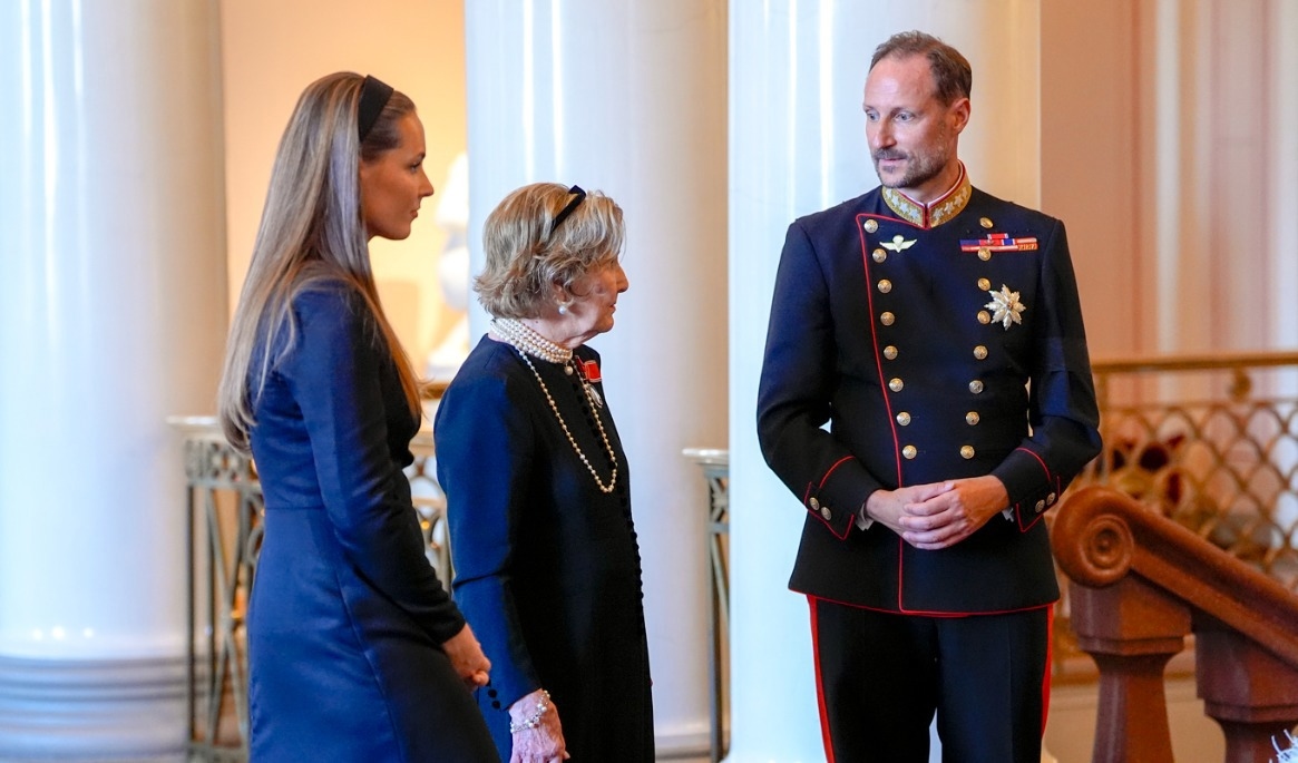 Kronprinsessan Ingrid Alexandra, drottning Sonja och kung Haakon i samband med kung Haralds begravning i september. Foto: Lise Åserud/NTB/TT
