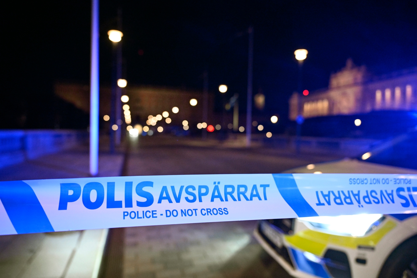 Polisbil och polisens avspärrningar vid Norrbro i centrala Stockholm efter att polisen skjutit verkanseld mot en utåtagerande man med vapen vid Lejonbacken, Kungliga slottet på tisdagskvällen. Foto: Jessica Gow/TT