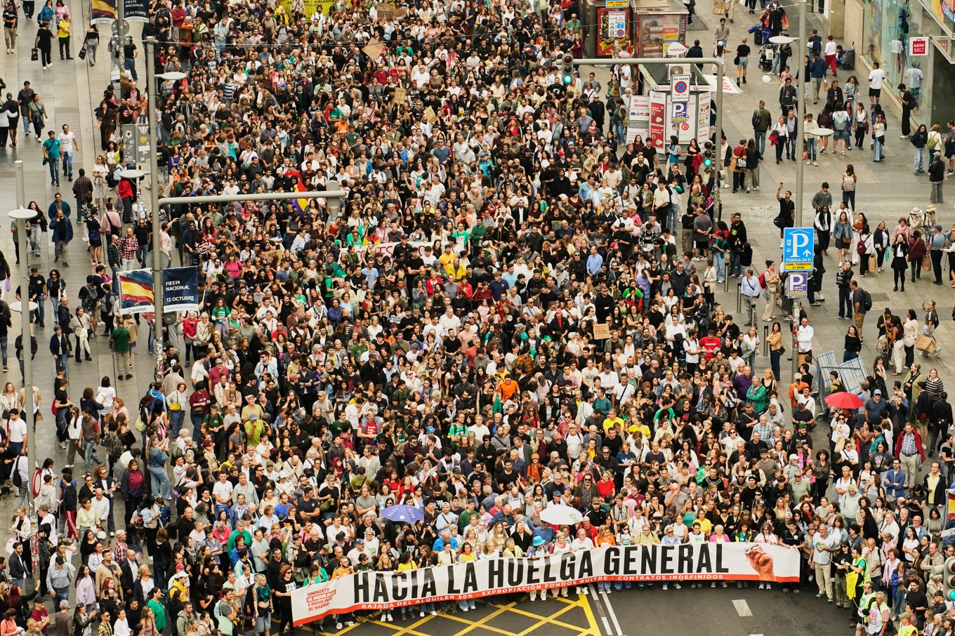 Bostadskrisen har lett till stora demonstrationer i Spanien. Banderollen på bilden från den 3 oktober uppmanar till generalstrejk. Foto: Andrea Comas /AP/TT