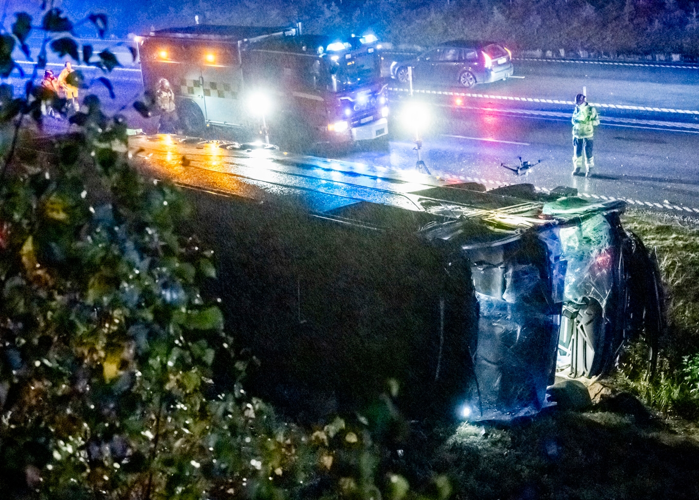 Polis och räddningstjänst på plats efter att en buss från länstrafiken i Kronoberg kört i diket på riksväg 25 mellan Alvesta och Växjö på måndagen. Foto: Johan Nilsson/TT