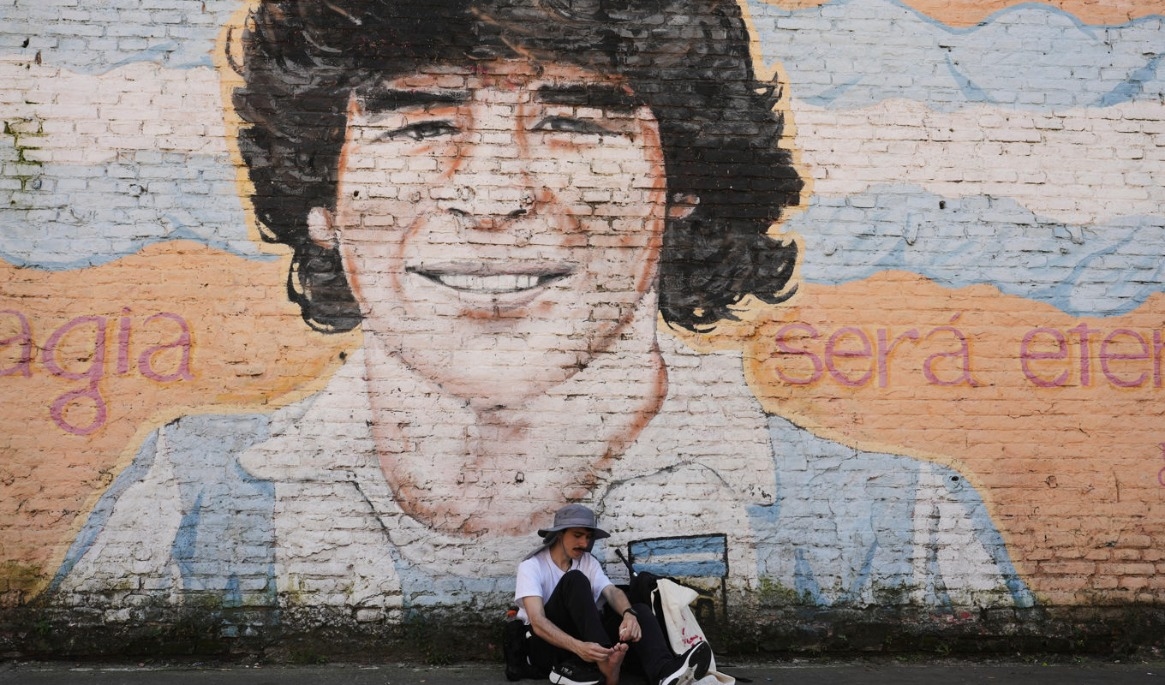 En väggmålning föreställande Diego Maradona i Argentinas huvudstad Buenos Aires. Arkivbild. Foto: Rodrigo Abd/AP/TT