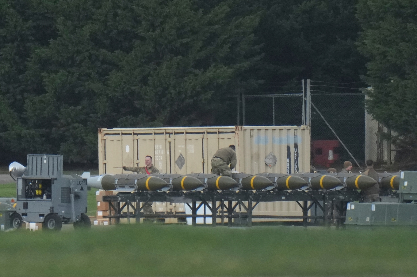 Militär verksamhet vid basen RAF Fairford i England, där även USA:s militär har verksamhet. Gripandet skedde vid en annan bas, RAF Molesworth. Foto: Alastair Grant/AP/TT