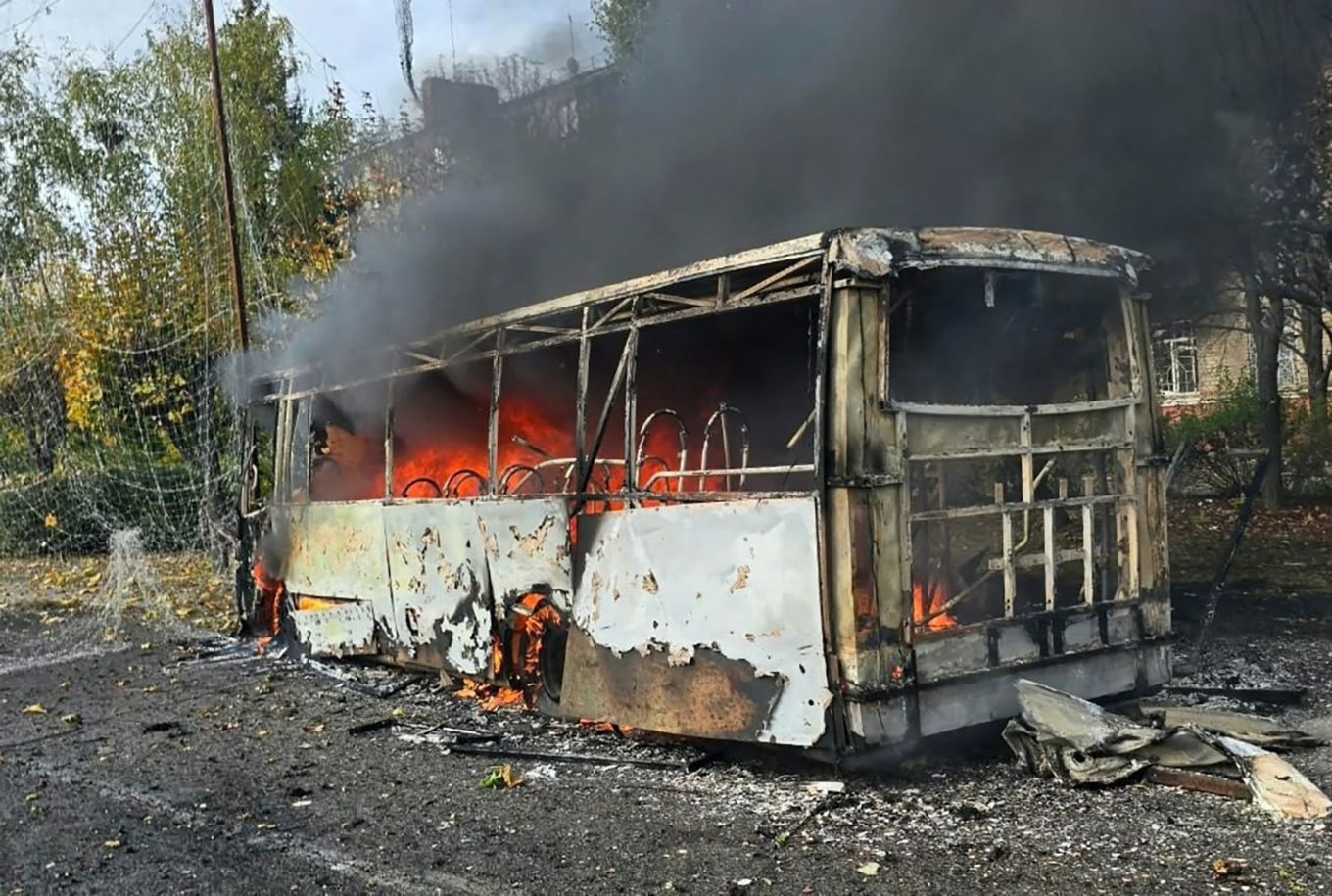 En av två bussar som träffades av projektiler i ryska attacker mot Kramatorsk på torsdagen. Bild tillhandahållen av den regionala åklagarmyndigheten i Donetsk. Foto: Donetsks åklagarmyndighet via AFP/TT