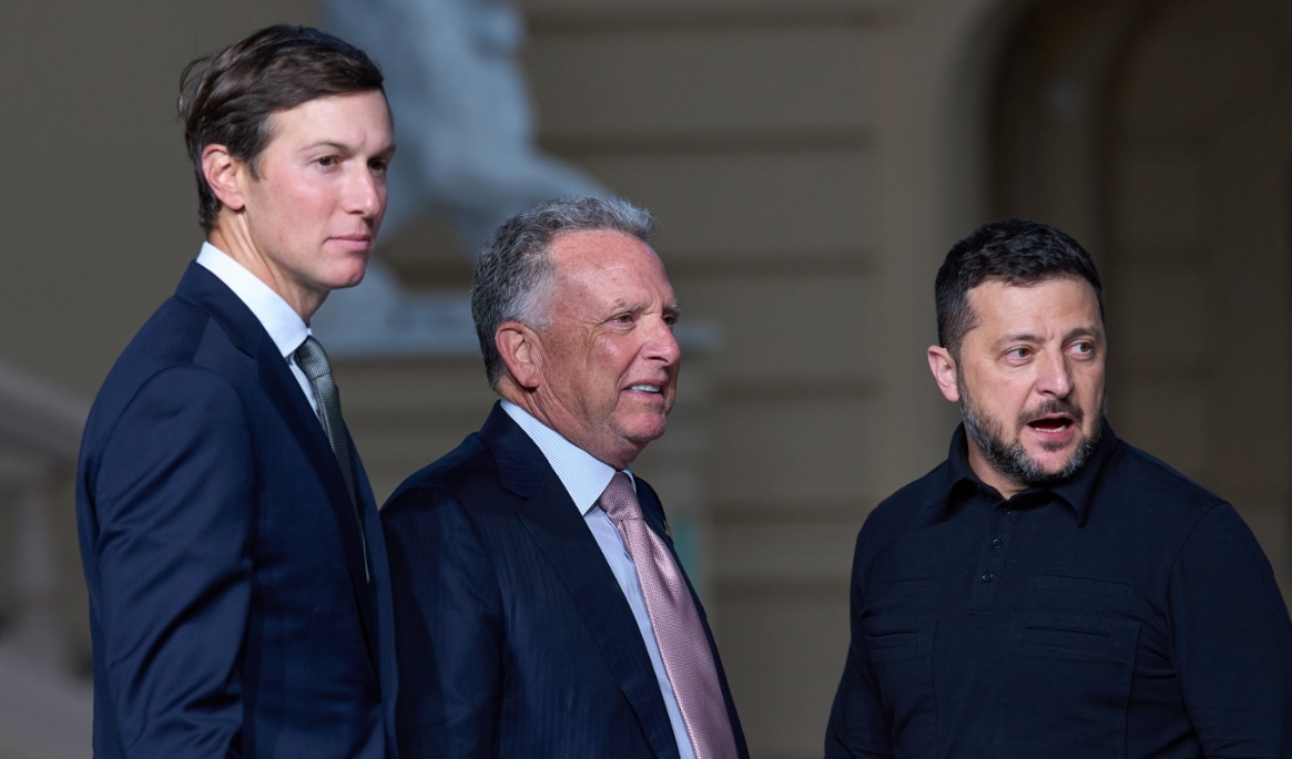 USA:s president skickar svärsonen Jared Kushner (till vänster) och affärsmannen Steve Witkoff till de stora fredsförhandlingarna. Här besökte de Volodymyr Zelenskyj i Kiev den 6 september. Foto: Francisco Seco/AP/TT
