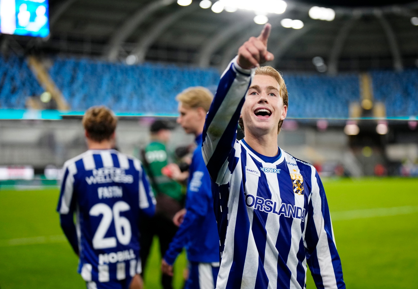 Målskytten Noah Tolf firar med supportrarna efter IFK Göteborgs 1–0 hemma mot Västerås. Foto: Björn Larsson Rosvall/TT
