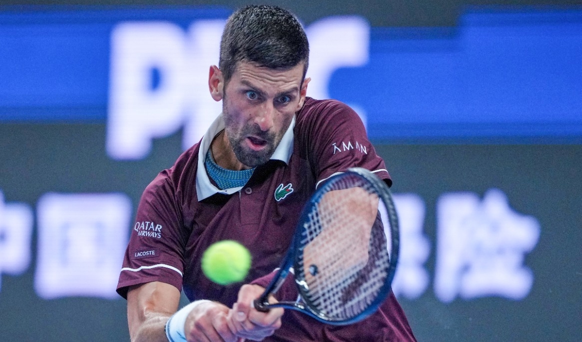Novak Djokovic i samband finalmtachen mot Alex de Minaur i Peking. Foto: Achmad Ibrahim/AP/TT