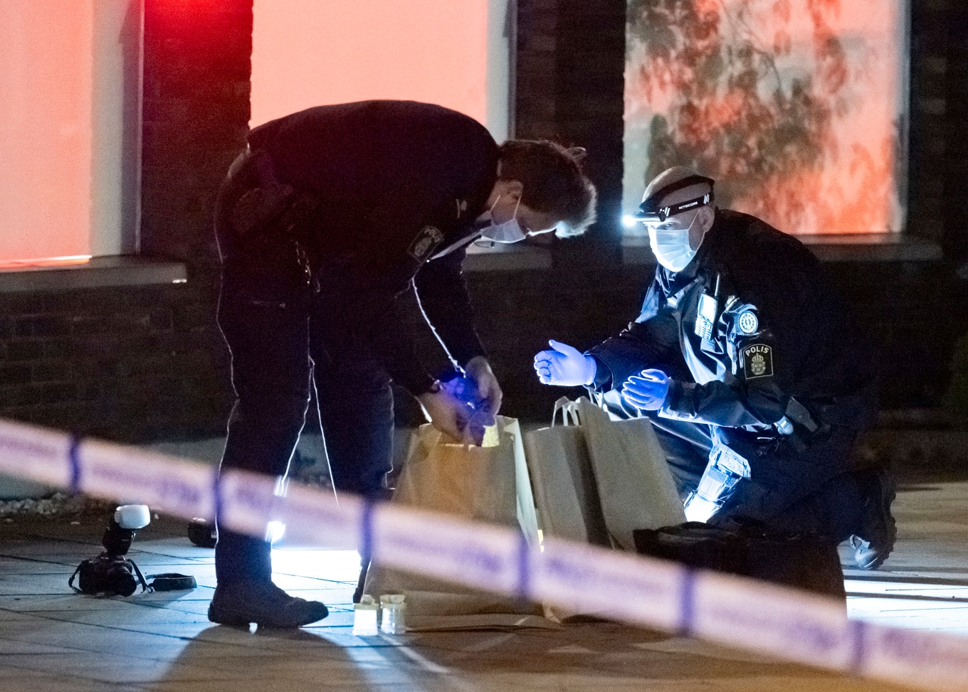 Polisens tekniker säkrade sent på torsdagskvällen spår efter skottlossningen i östra Malmö. Foto: Johan Nilsson/TT