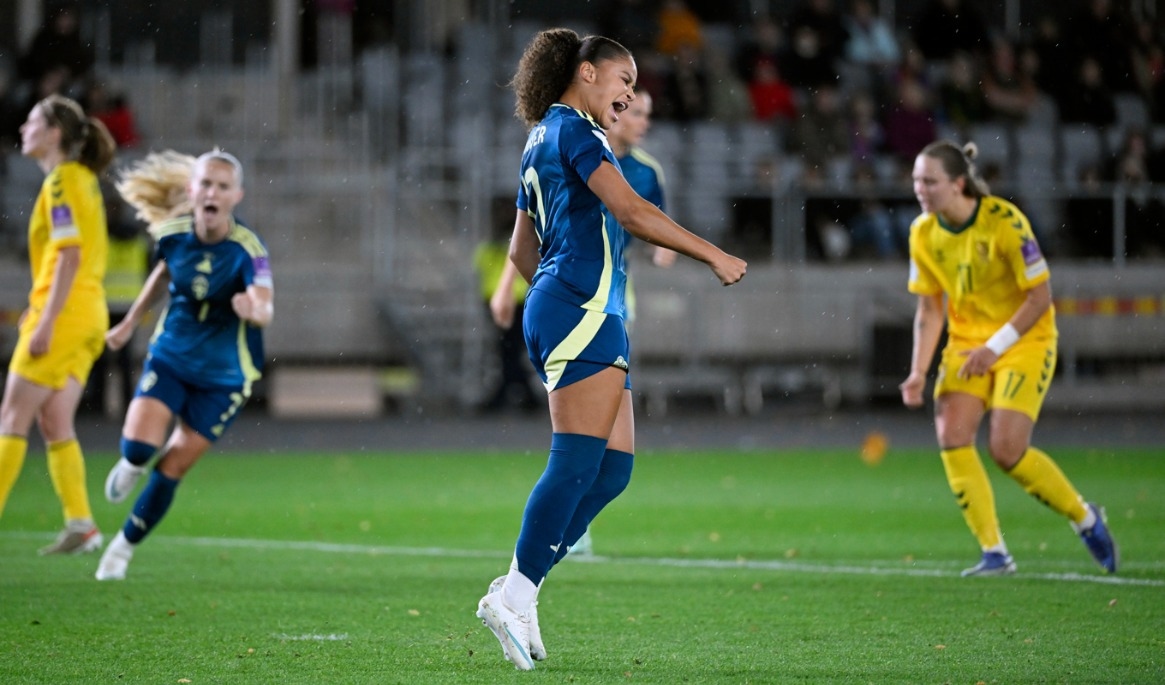 Felicia Schröder jublar efter att ha gjort 1–0 från straffpunkten borta mot Litauen. Foto: Jessica Gow/TT