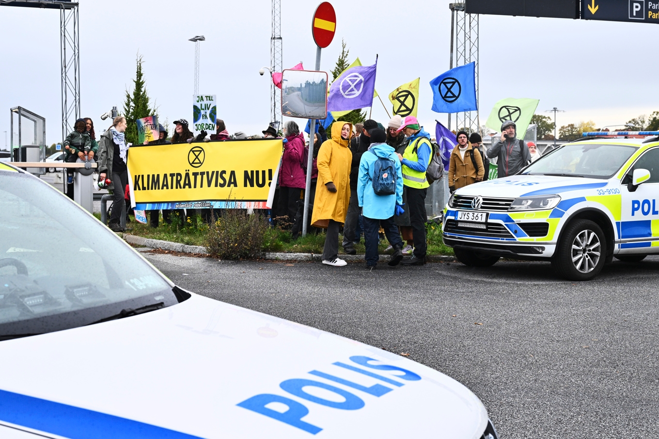 Klimataktivister samlades utanför Bromma flygplats och tog sig in på landningsbanan. Foto: Claudio Bresciani/TT