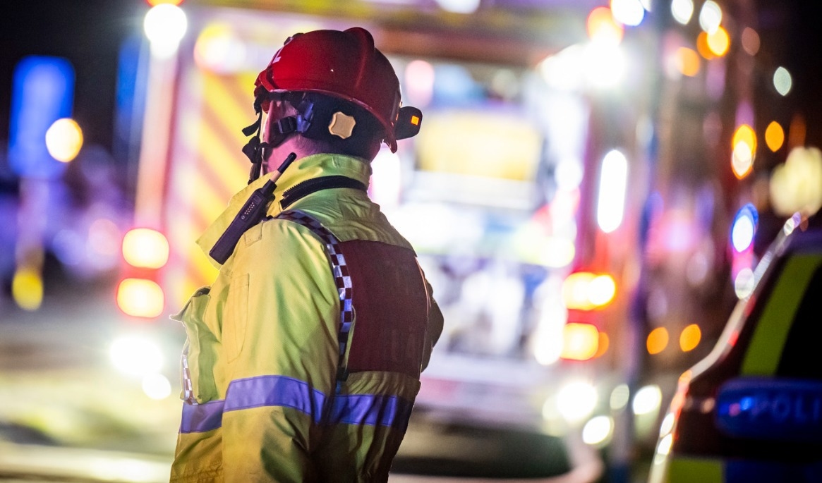 Räddningstjänsten arbetar med att släcka en brand i Huddinge söder om Stockholm. Arkivbild. Foto: Johan Nilsson/TT
